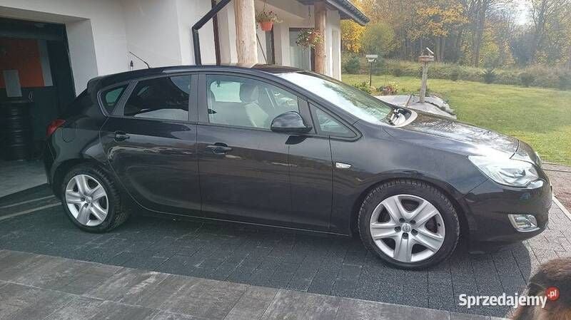 Czarny Używany 2011 Opel Astra Hatchback | 15 600 zł (Dobra cena) - Obraz 1/4