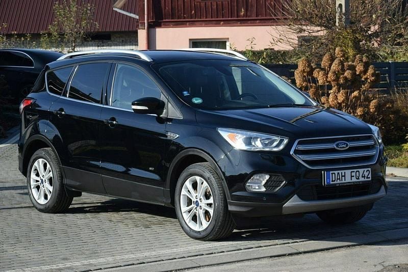 Czarny Używany 2017 Ford Kuga Titanium SUV | 49 900 zł (Uczciwa cena) - Obraz 1/4