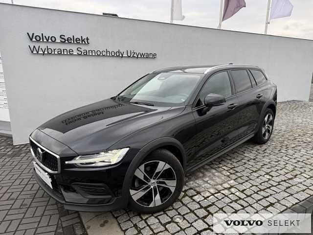 Używany Volvo V60 CC 197 KM (144 kW) 2024 Czarny Kombi