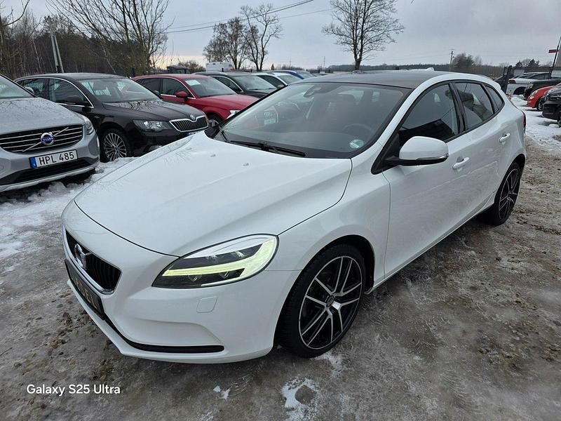 Używany Volvo V40 120 KM (88 kW) 2017 Biały Hatchback
