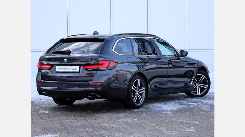 Używany BMW 520 190 KM (139 kW) 2023 Szary sophisto z brylantowym połyskiem metalizowany Kombi
