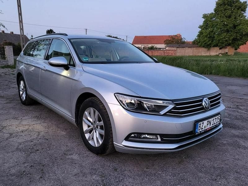 Srebrny Używany 2018 VW Passat Kombi | 59 999 zł - Obraz 1/4