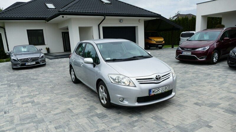 Używany Toyota Auris 132 KM (97 kW) 2010 Srebrny (metalik) Hatchback