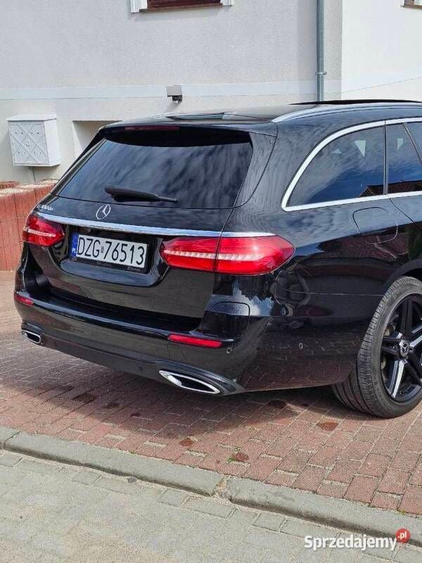 Czarny Używany 2019 Mercedes E300 Avantgarde Kombi | 149 950 zł - Obraz 1/4