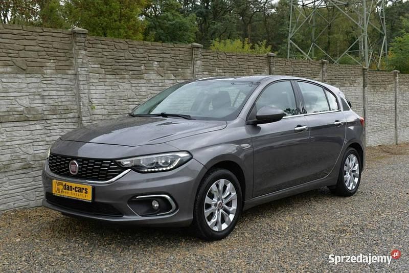 Bordowy (metalik) Używany 2017 Fiat Tipo Hatchback | 29 900 zł (Uczciwa cena) - Obraz 1/4