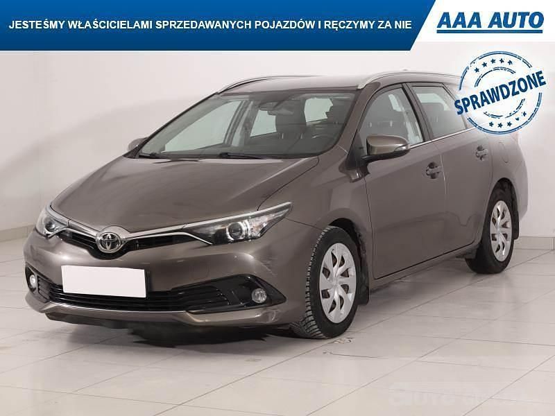 Używany Toyota Auris 99 KM (72 kW) 2017 Srebrny