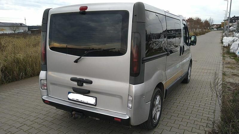 Używany Renault Trafic 2006 Srebrny Minivan