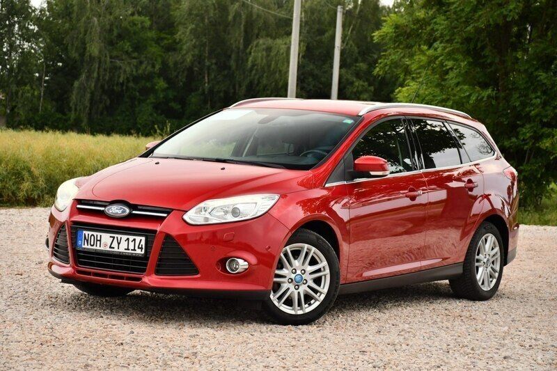 Używany Ford Focus 125 KM (91 kW) 2013 Bordowy (metalik, perła) Kombi