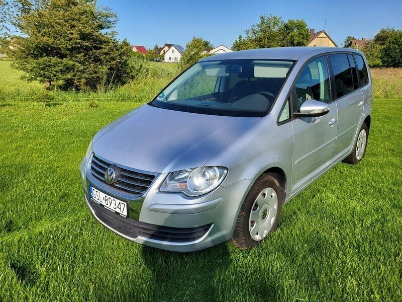 Srebrny (metalik) Używany 2010 VW Touran Minivan | 22 300 zł (Uczciwa cena) - Obraz 1/4