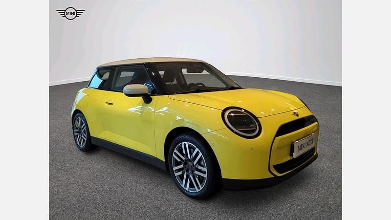 Sunny side yellow Używany 2023 Mini Cooper Hatchback | 119 900 zł (Dobra cena) - Obraz 1/4
