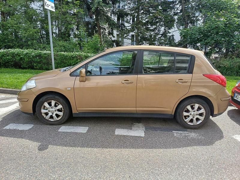 Używany Nissan Tiida 2009 Żółtozłoty Hatchback