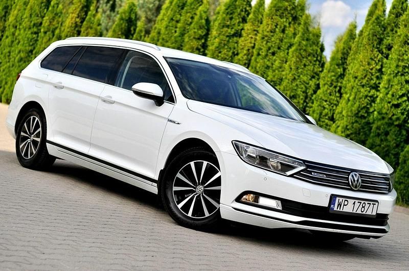 Biały (metalik) Używany 2018 VW Passat Kombi | 58 900 zł (Uczciwa cena) - Obraz 1/4