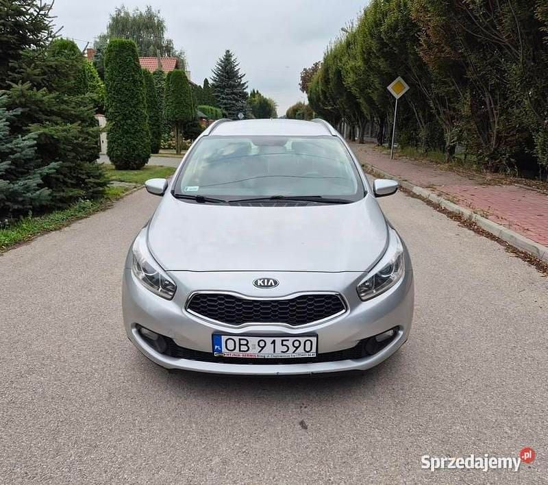 Srebrny Używany 2014 Kia Ceed 2 Kombi | 22 900 zł (Uczciwa cena) - Obraz 1/4