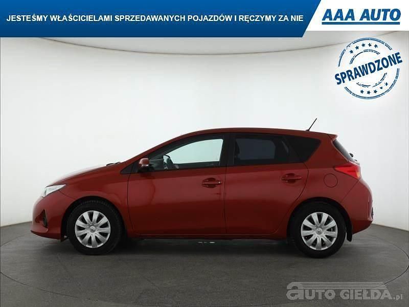 Używany Toyota Auris 2013 Czerwony