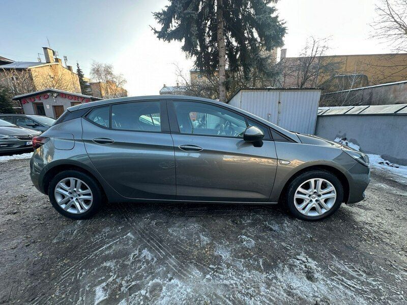 Używany Opel Astra 105 KM (77 kW) 2019 Szary (metalik) Sedan/Limuzyna