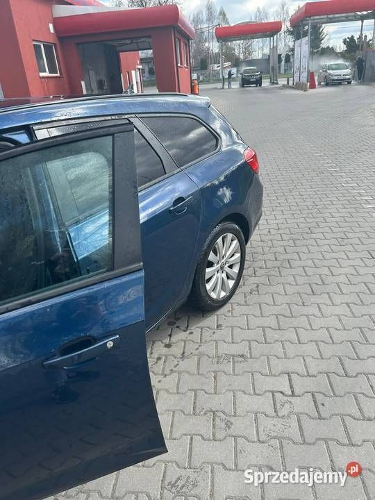 Granatowy Używany 2011 Opel Astra Kombi | 14 200 zł - Obraz 1/4