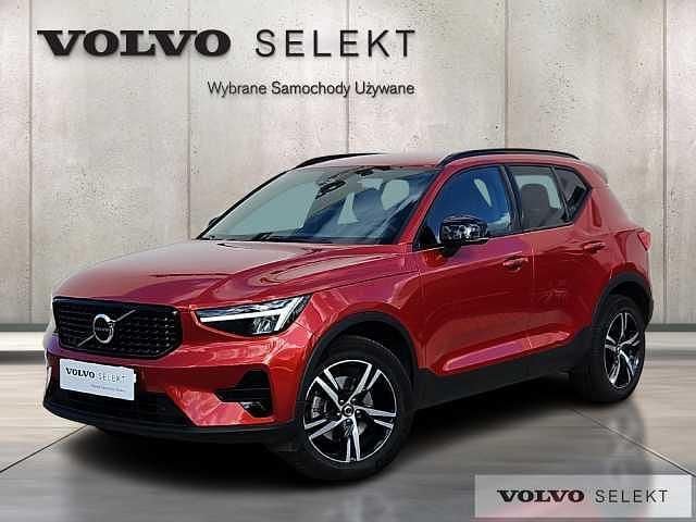 Czerwony Używany 2025 Volvo XC40 SUV | 159 900 zł (Uczciwa cena) - Obraz 1/4
