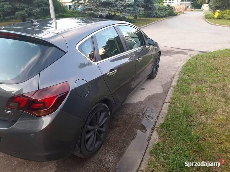 Szary Używany 2010 Opel Astra Hatchback | 12 999 zł (Uczciwa cena) - Obraz 1/4