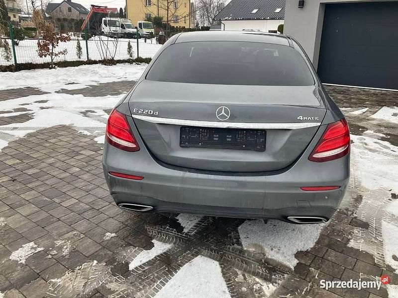 Używany Mercedes E220 2019 Szary Sedan/Limuzyna