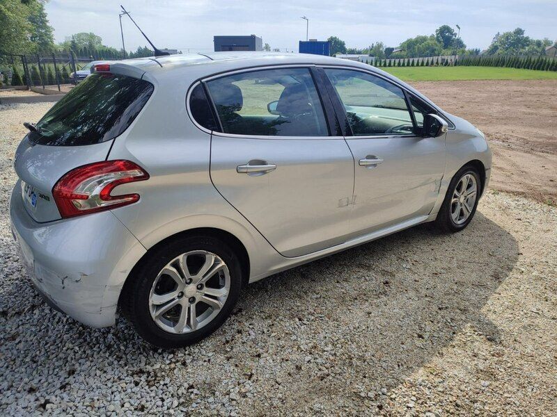 Używany Peugeot 208 82 KM (60 kW) 2012 Srebrny Hatchback