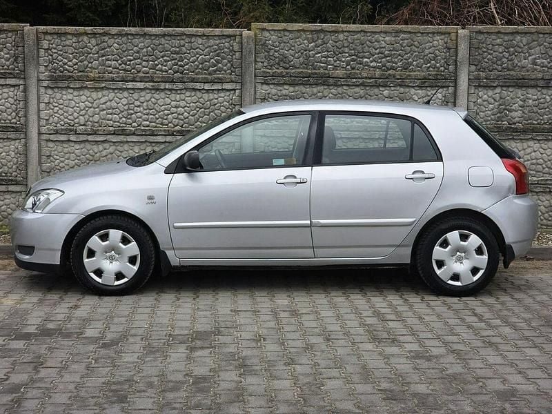 Używany Toyota Corolla 110 KM (80 kW) 2002 Srebrny (metalik) Hatchback