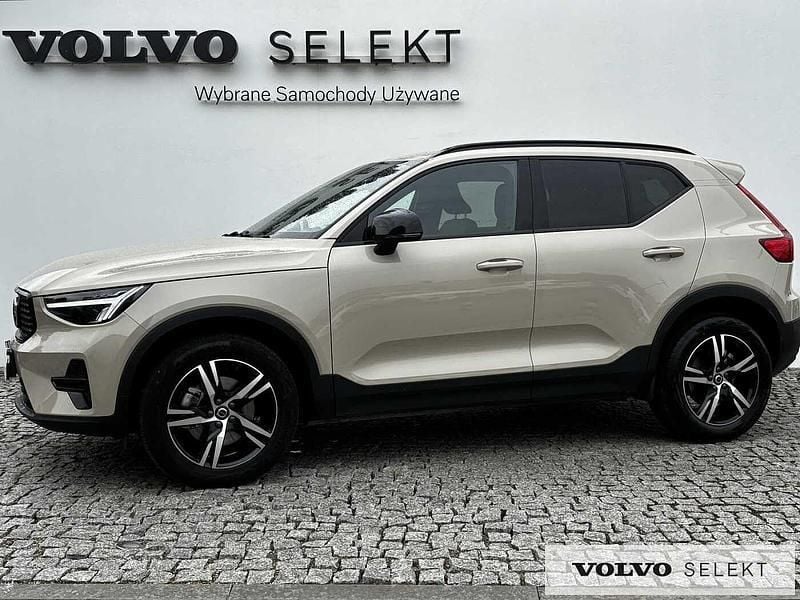 Beżowy Używany 2025 Volvo XC40 SUV | 174 900 zł (Uczciwa cena) - Obraz 1/3