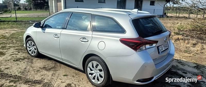 Używany Toyota Auris 132 KM (97 kW) 2017 Srebrny Kombi