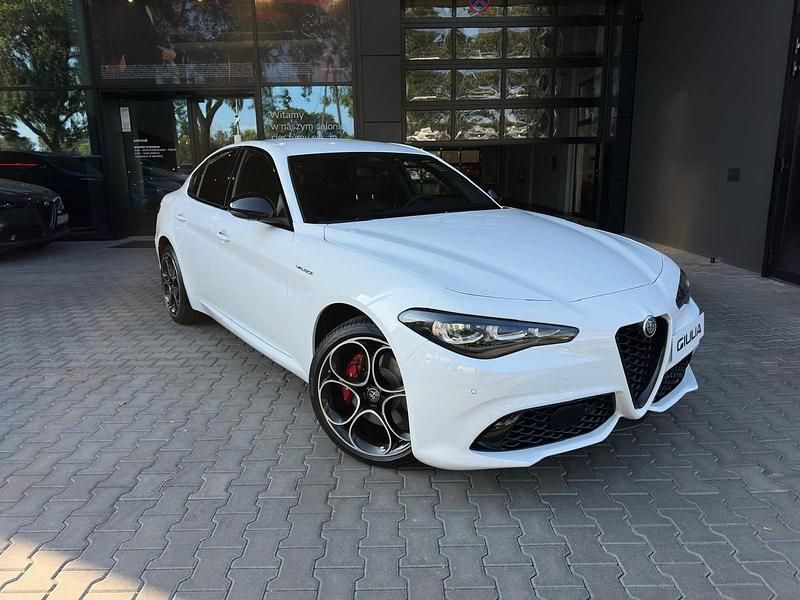 Nowe Alfa Romeo Giulia Veloce 280 KM (205 kW) 2025 Lakier pastelowy biały  alfa white Sedan/Limuzyna