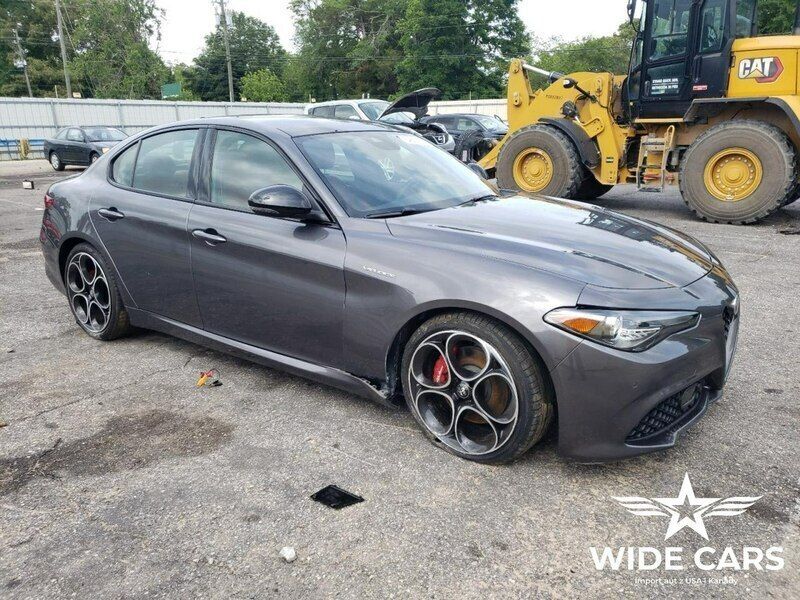 Szary (metalik) Używany 2023 Alfa Romeo Giulia Sedan/Limuzyna | 69 900 zł - Obraz 1/4
