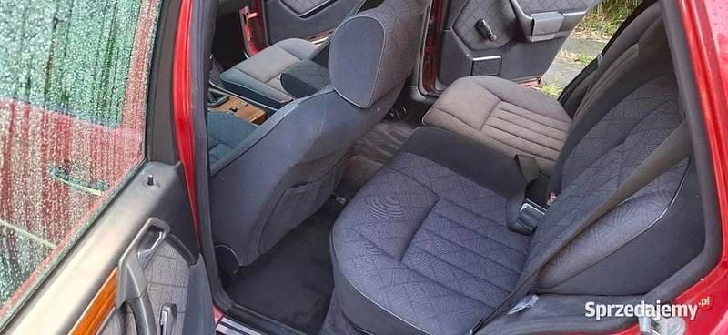 Używany Mercedes E220 1994 Czerwony Sedan/Limuzyna