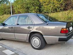 Brązowy Używany 1991 Mercedes E230 Sedan/Limuzyna | 9900 zł