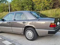 Brązowy Używany 1991 Mercedes E230 Sedan/Limuzyna | 9900 zł