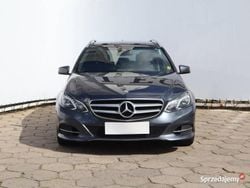 Szary Używany 2015 Mercedes E250 Kombi | 67 999 zł