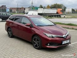 Bordowy (metalik, perła) Używany 2016 Toyota Auris Hybrid Kombi | 49 900 zł (Dobra cena)