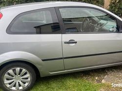 Srebrny Używany 2004 Ford Fiesta Hatchback | 4990 zł (Uczciwa cena)