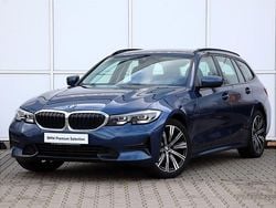 Niebieski phytonic metalizowany Używany 2021 BMW 320 Shadowline Kombi | 134 900 zł (Dobra cena)