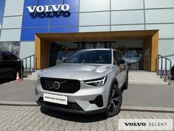 Srebrny Używany 2025 Volvo XC40 SUV | 159 900 zł (Uczciwa cena)