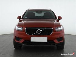 Czerwony Używany 2018 Volvo XC40 SUV | 96 999 zł (Uczciwa cena)