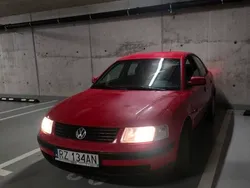 Czerwony Używany 1998 VW Passat Sedan/Limuzyna | 3900 zł (Dość drogi)