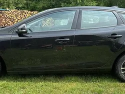 Czarny Używany 2017 Volvo V40 Momentum Kombi | 66 900 zł (Drogi)