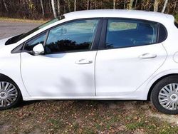 Biały Używany 2017 Peugeot 208 Hatchback | 24 900 zł