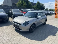 Srebrny (metalik) Używany 2024 Mini Cooper Hatchback | 79 900 zł