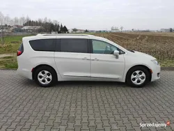 Biały Używany 2017 Chrysler Pacifica Touring SUV | 114 900 zł