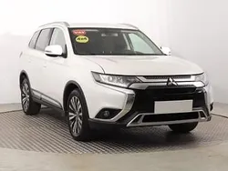 Biały Używany 2018 Mitsubishi Outlander SUV | 75 999 zł (Uczciwa cena)