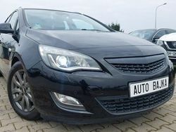Niebieski (metalik) Używany 2010 Opel Astra Cosmo Hatchback | 23 900 zł (Uczciwa cena)