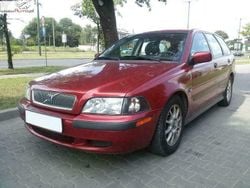 Bordowy Używany 2002 Volvo V40 Kombi | 7900 zł