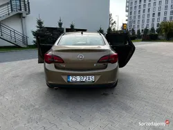 Złoty Używany 2013 Opel Astra Executive Sedan/Limuzyna | 28 000 zł (Uczciwa cena)
