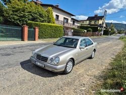 Złoty Używany 1996 Mercedes E220 Sedan/Limuzyna | 24 900 zł