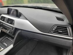 Brązowobeżowy Używany 2012 BMW 330 Kombi | 32 900 zł