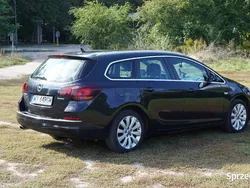 Czarny Używany 2014 Opel Astra Cosmo Kombi | 35 900 zł (Dość drogi)